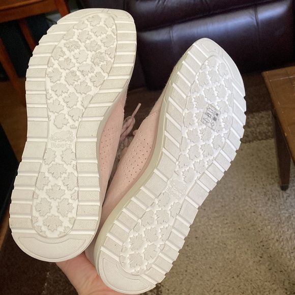 NWOT Roots pink fabric running shoes. - Picture 7 of 7